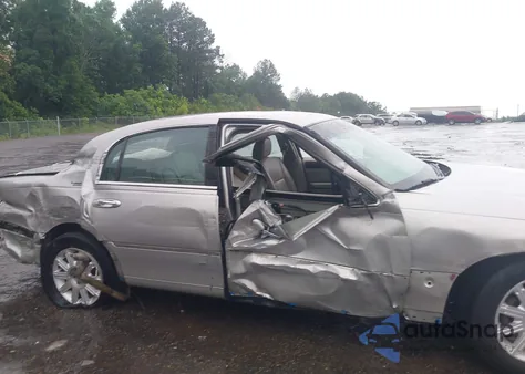 2008 Lincoln Town Car Signature Limited from USA, damaged, VIN 2LNHM82V08X640992